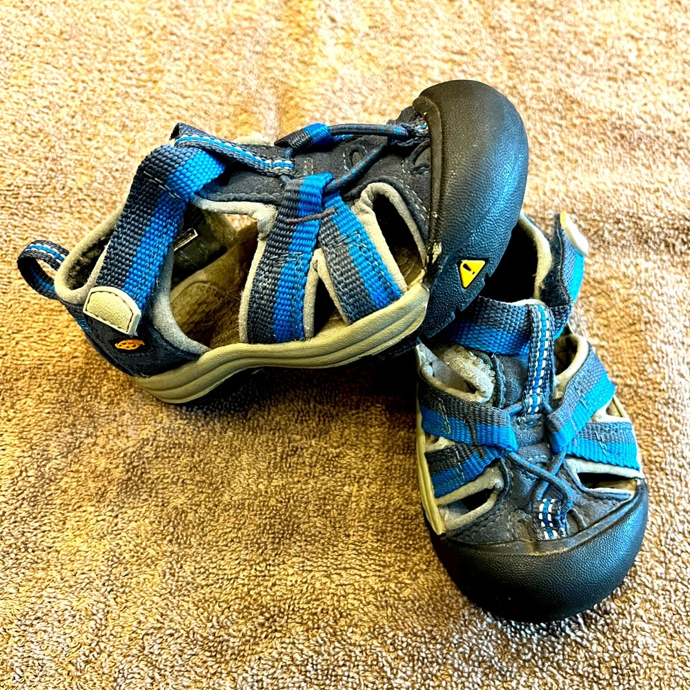 Baby/Toddler Keens. Size 6
